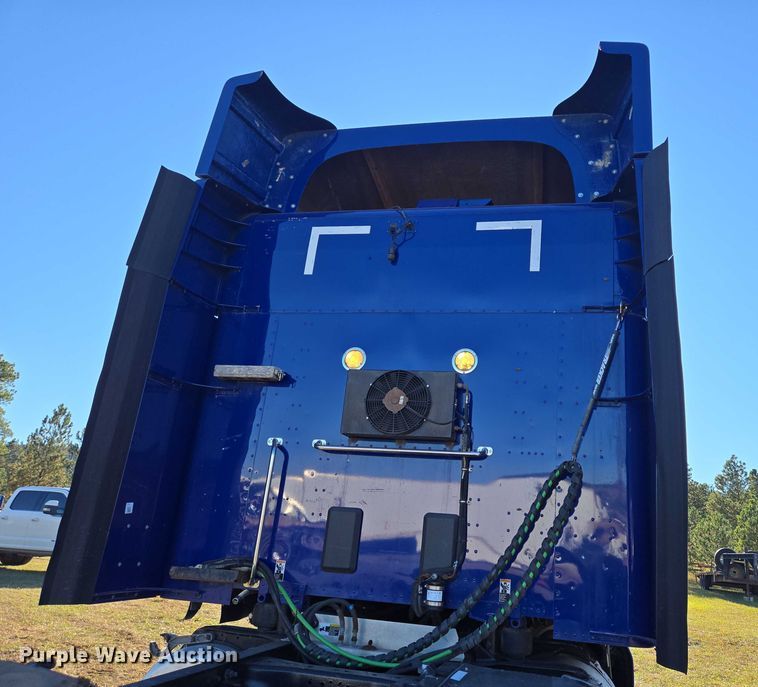 image for item DY1376 2016 Peterbilt 579 semi truck