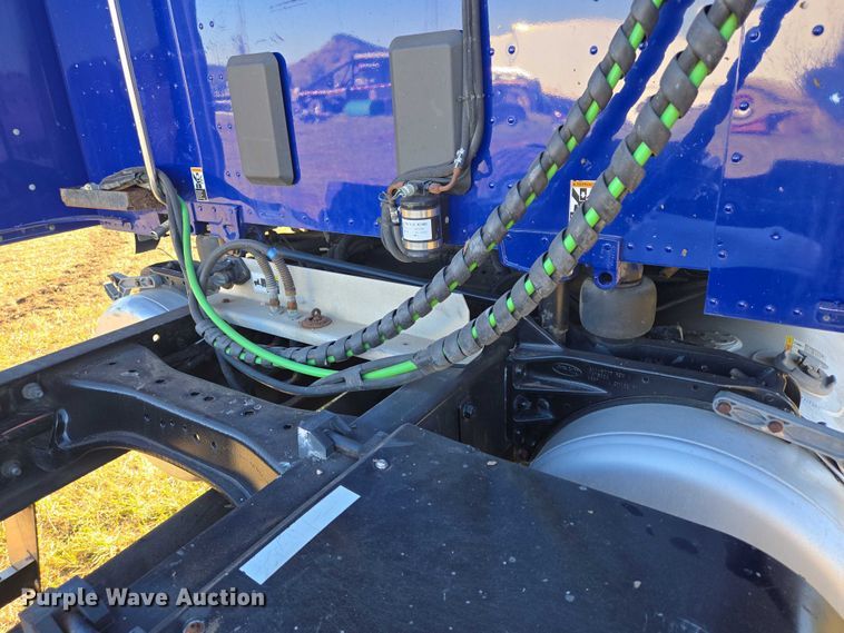 image for item DY1376 2016 Peterbilt 579 semi truck