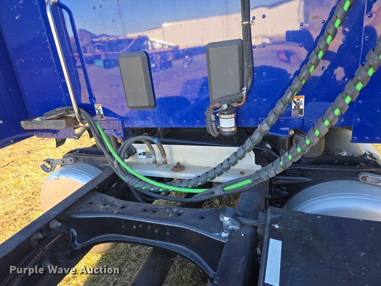 image for item DY1376 2016 Peterbilt 579 semi truck