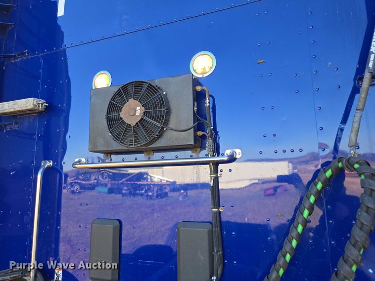 image for item DY1376 2016 Peterbilt 579 semi truck