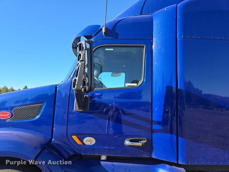 image for item DY1376 2016 Peterbilt 579 semi truck