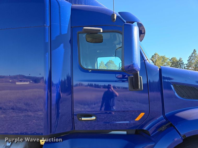image for item DY1376 2016 Peterbilt 579 semi truck