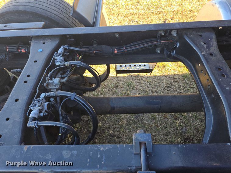 image for item DY1376 2016 Peterbilt 579 semi truck