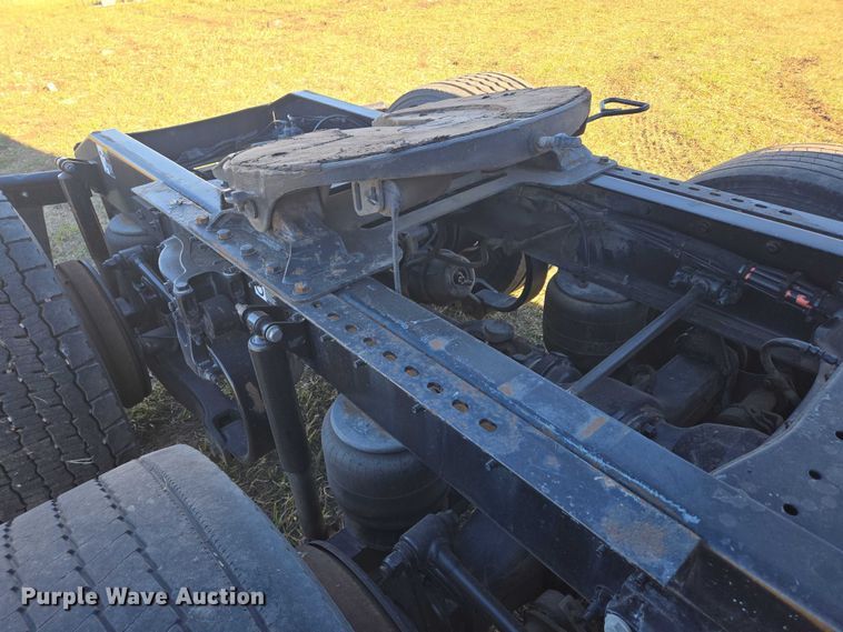 image for item DY1376 2016 Peterbilt 579 semi truck