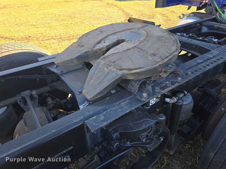 image for item DY1376 2016 Peterbilt 579 semi truck