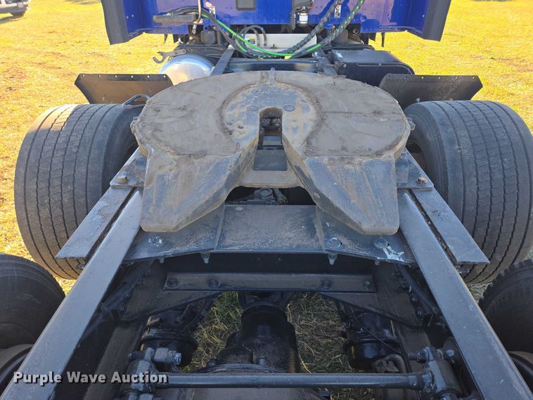 image for item DY1376 2016 Peterbilt 579 semi truck