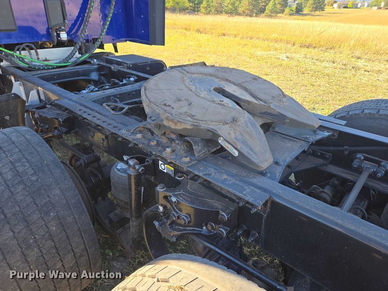 image for item DY1376 2016 Peterbilt 579 semi truck