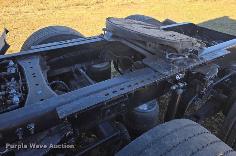 image for item DY1376 2016 Peterbilt 579 semi truck