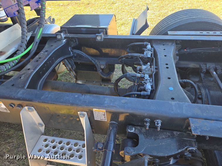 image for item DY1376 2016 Peterbilt 579 semi truck