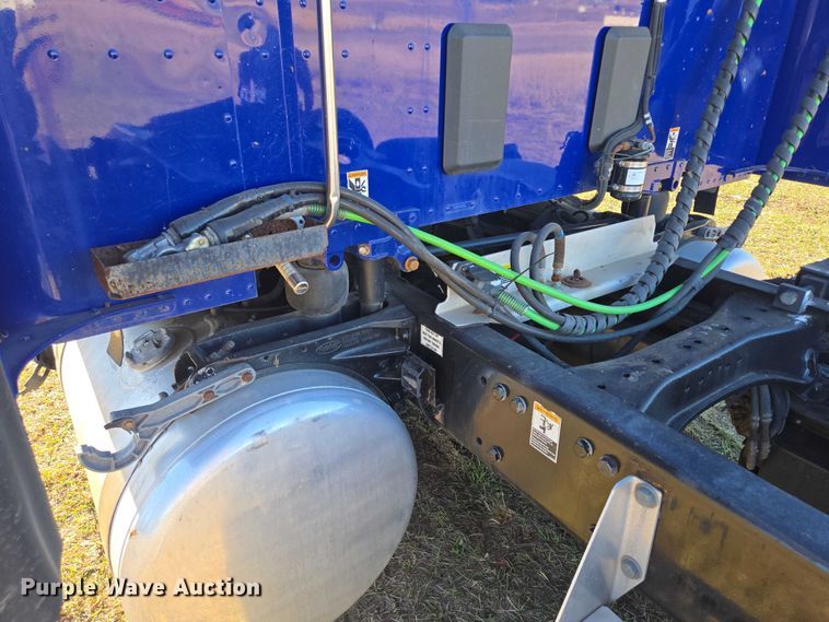 image for item DY1376 2016 Peterbilt 579 semi truck