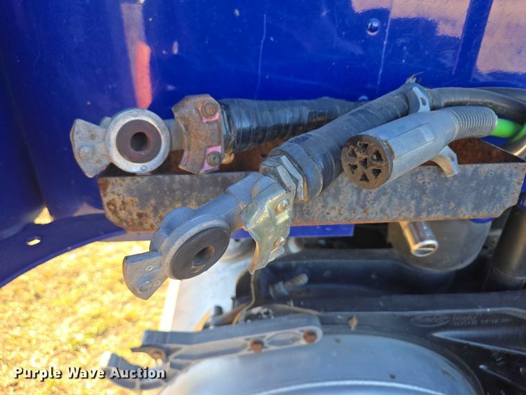 image for item DY1376 2016 Peterbilt 579 semi truck