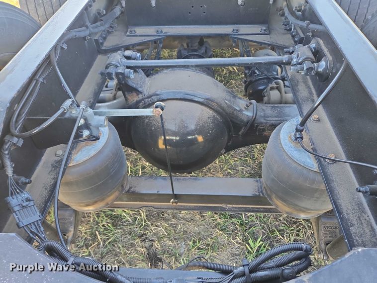 image for item DY1376 2016 Peterbilt 579 semi truck