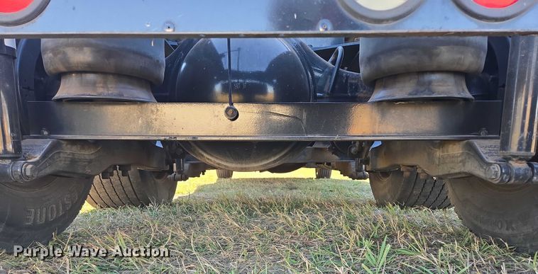 image for item DY1376 2016 Peterbilt 579 semi truck