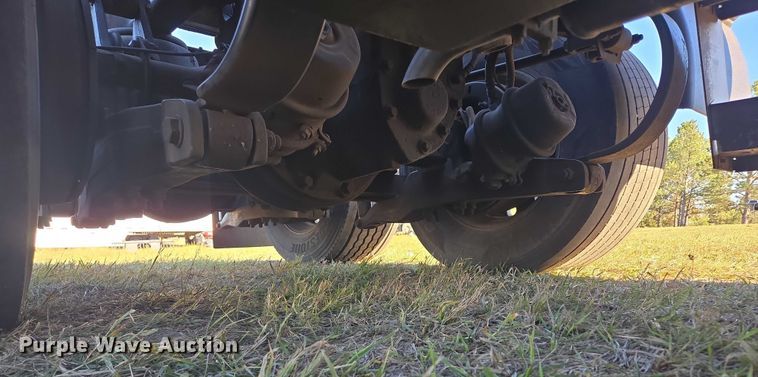 image for item DY1376 2016 Peterbilt 579 semi truck