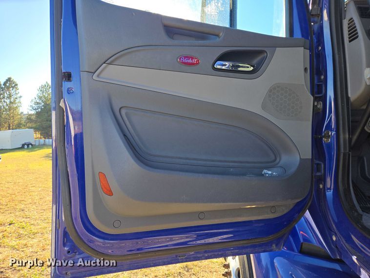 image for item DY1376 2016 Peterbilt 579 semi truck