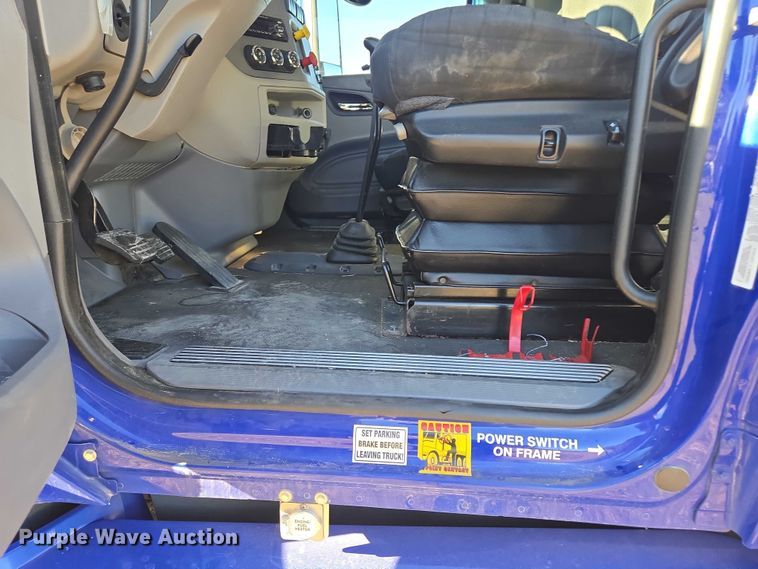 image for item DY1376 2016 Peterbilt 579 semi truck