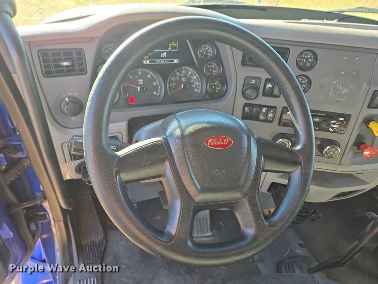 image for item DY1376 2016 Peterbilt 579 semi truck