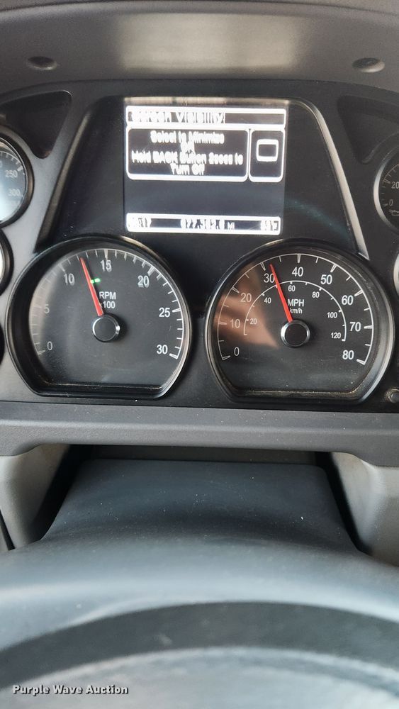 image for item DY1376 2016 Peterbilt 579 semi truck