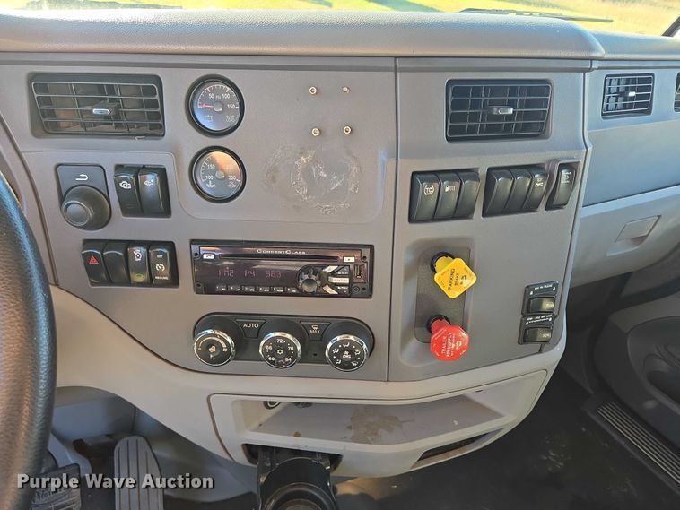 image for item DY1376 2016 Peterbilt 579 semi truck