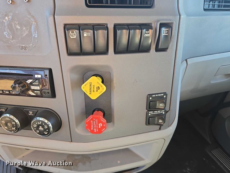 image for item DY1376 2016 Peterbilt 579 semi truck