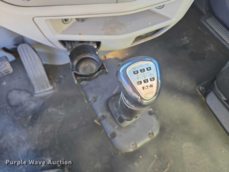 image for item DY1376 2016 Peterbilt 579 semi truck