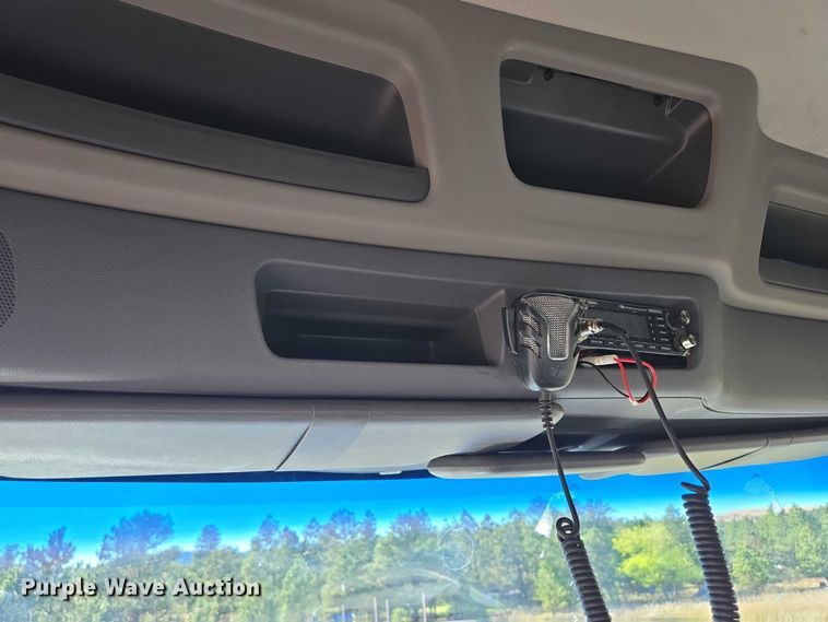 image for item DY1376 2016 Peterbilt 579 semi truck