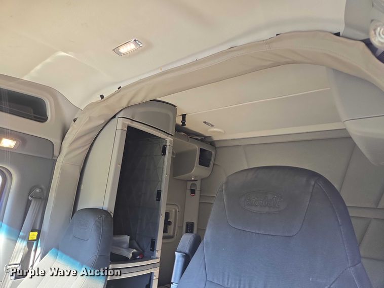 image for item DY1376 2016 Peterbilt 579 semi truck