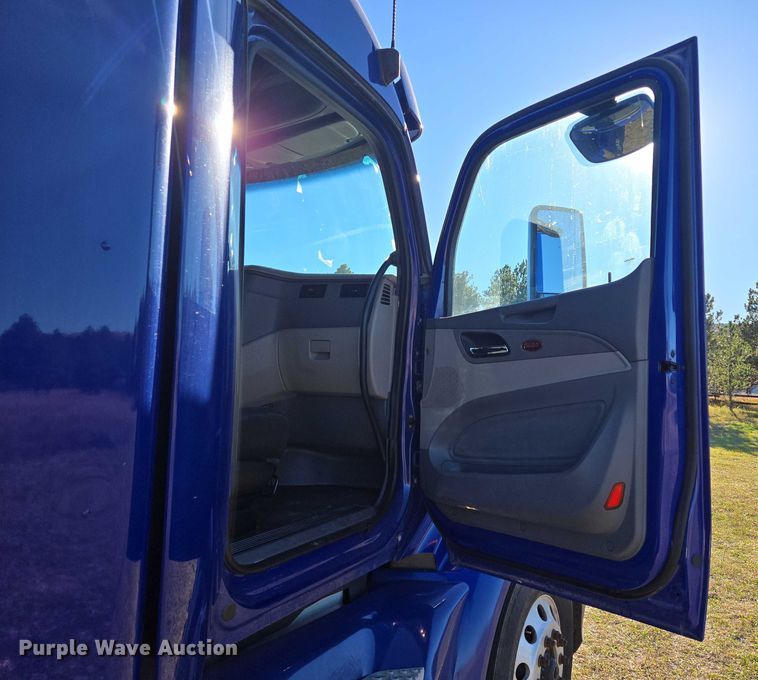image for item DY1376 2016 Peterbilt 579 semi truck