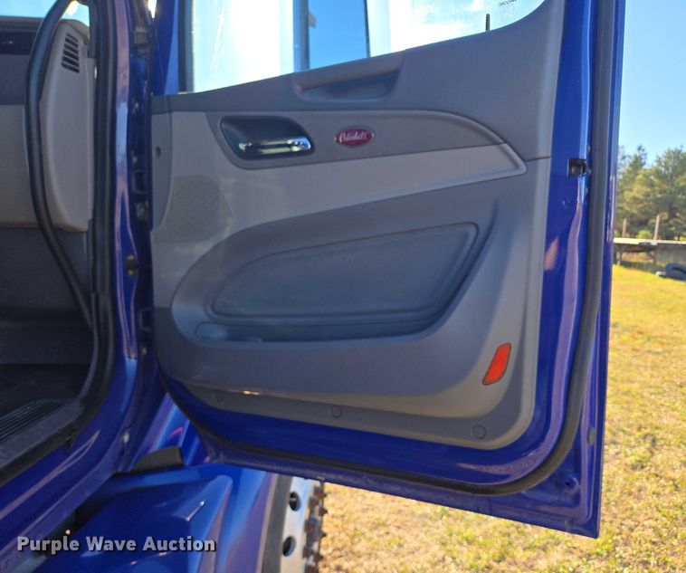 image for item DY1376 2016 Peterbilt 579 semi truck