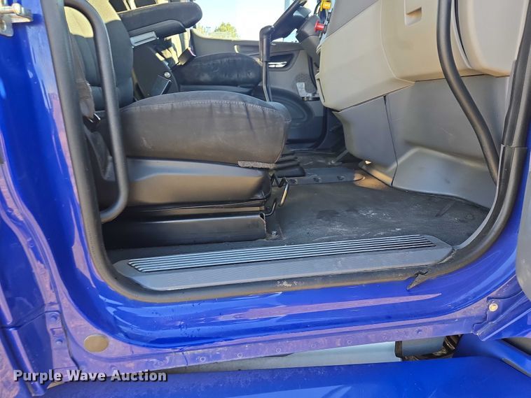 image for item DY1376 2016 Peterbilt 579 semi truck