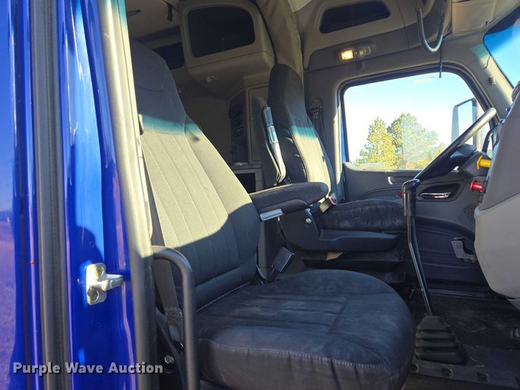 image for item DY1376 2016 Peterbilt 579 semi truck