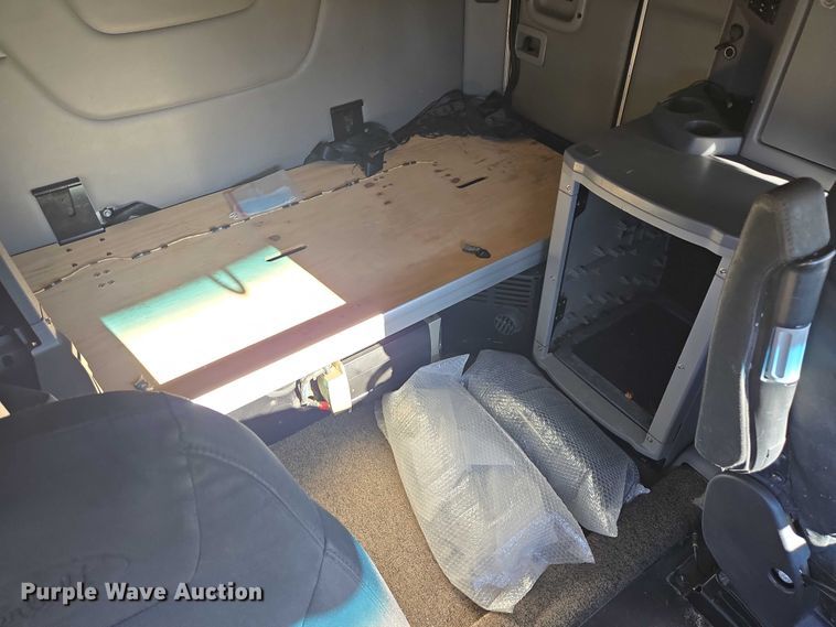 image for item DY1376 2016 Peterbilt 579 semi truck