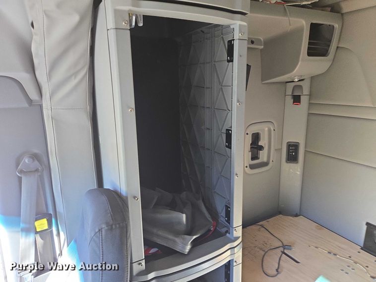 image for item DY1376 2016 Peterbilt 579 semi truck