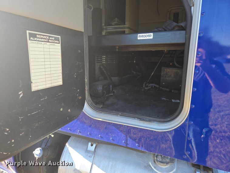 image for item DY1376 2016 Peterbilt 579 semi truck