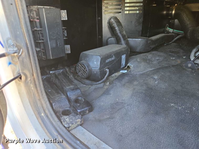 image for item DY1376 2016 Peterbilt 579 semi truck