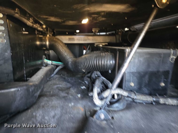 image for item DY1376 2016 Peterbilt 579 semi truck