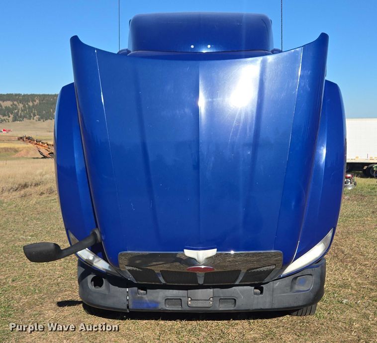 image for item DY1376 2016 Peterbilt 579 semi truck