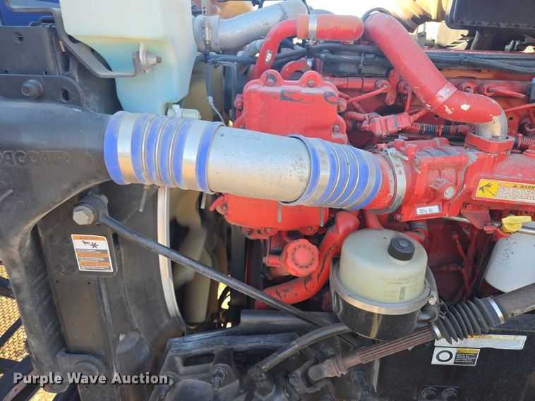 image for item DY1376 2016 Peterbilt 579 semi truck