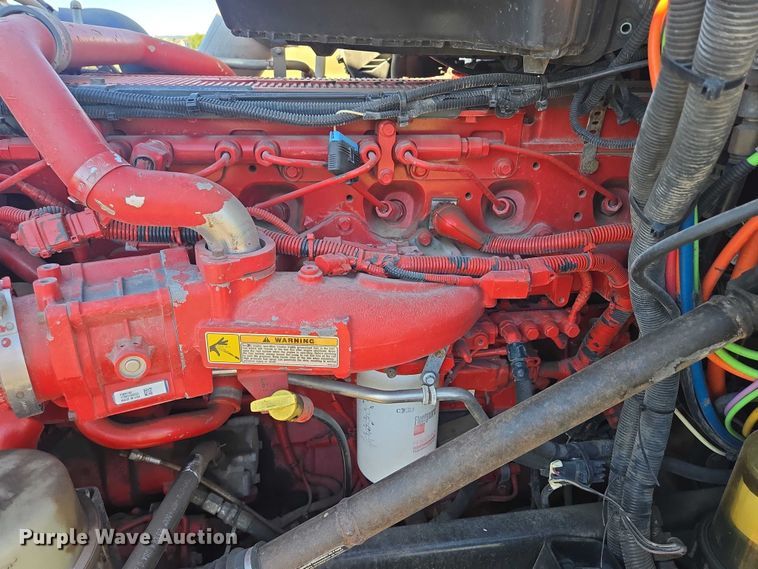 image for item DY1376 2016 Peterbilt 579 semi truck