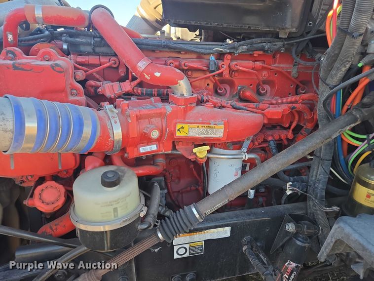 image for item DY1376 2016 Peterbilt 579 semi truck