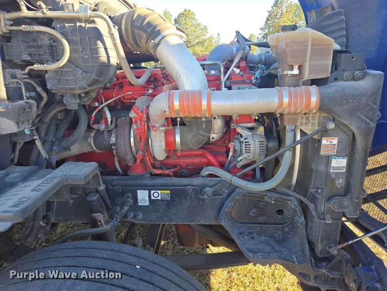 image for item DY1376 2016 Peterbilt 579 semi truck