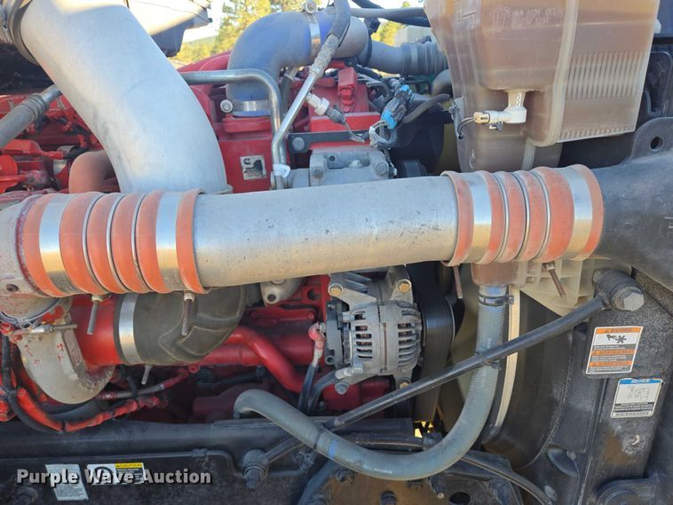 image for item DY1376 2016 Peterbilt 579 semi truck