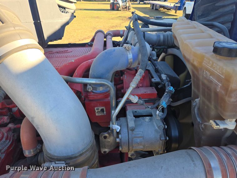 image for item DY1376 2016 Peterbilt 579 semi truck