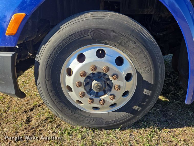 image for item DY1376 2016 Peterbilt 579 semi truck