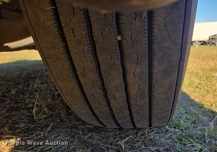 image for item DY1376 2016 Peterbilt 579 semi truck