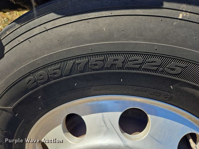 image for item DY1376 2016 Peterbilt 579 semi truck