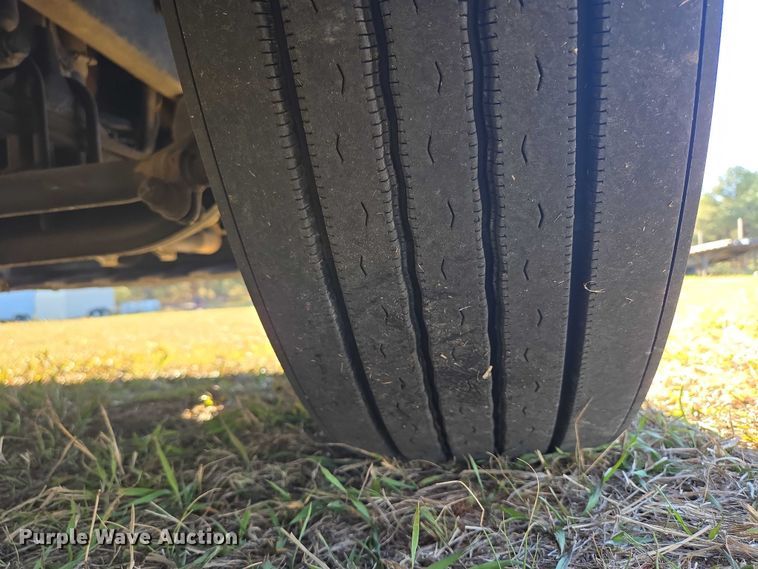 image for item DY1376 2016 Peterbilt 579 semi truck