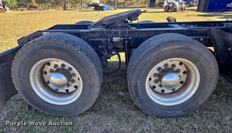 image for item DY1376 2016 Peterbilt 579 semi truck