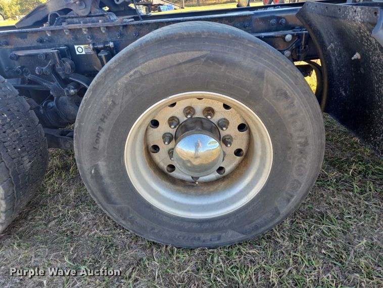 image for item DY1376 2016 Peterbilt 579 semi truck