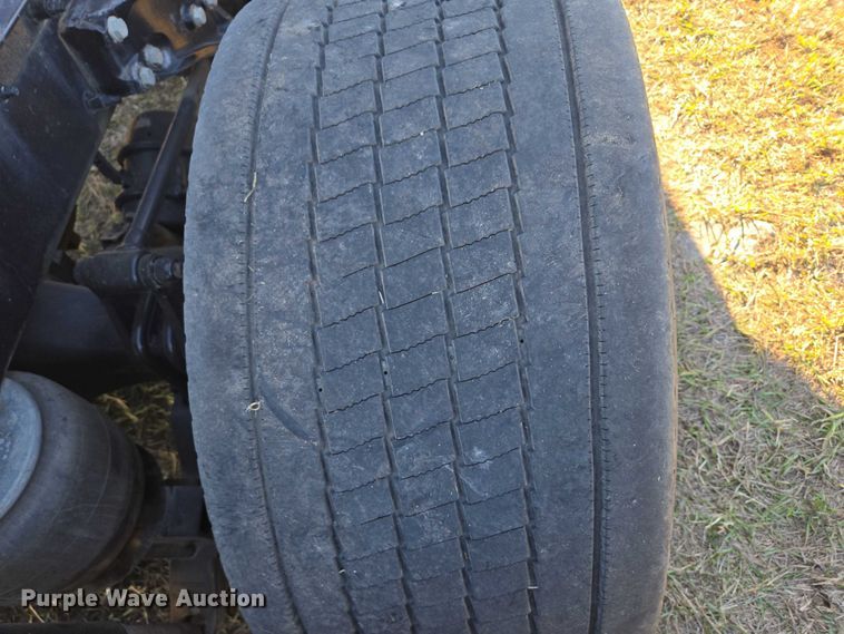 image for item DY1376 2016 Peterbilt 579 semi truck